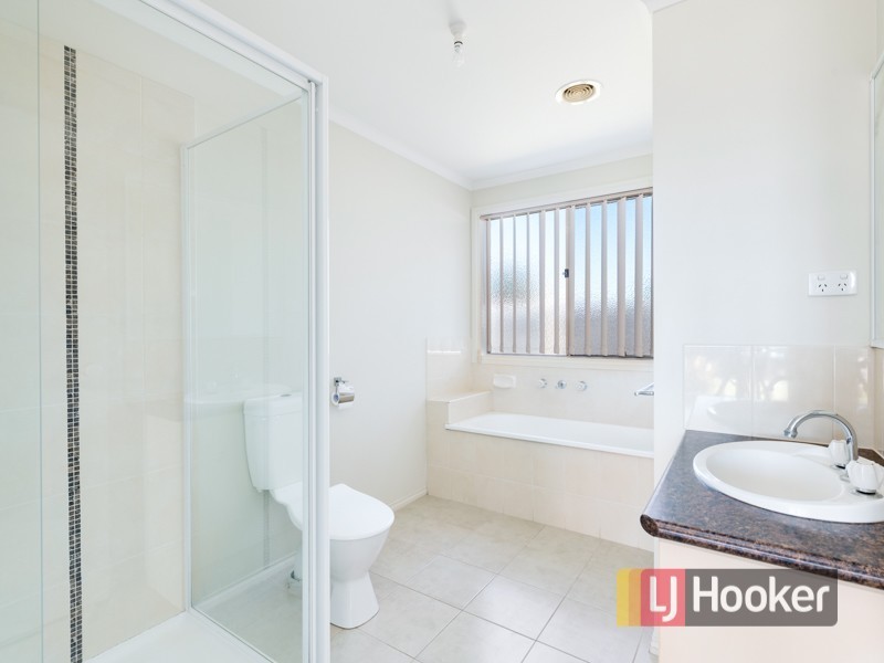 4 Honeyeater Way, Pakenham VIC 3810