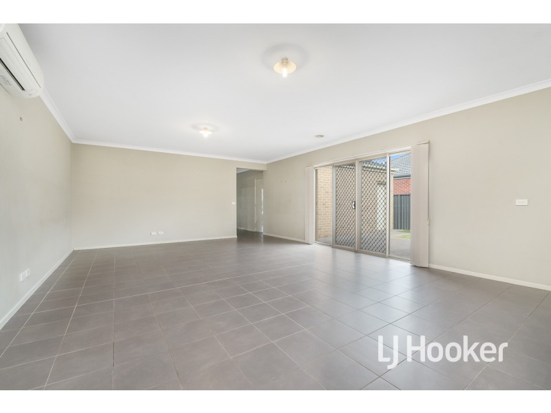 35 Downing Square, Pakenham VIC 3810