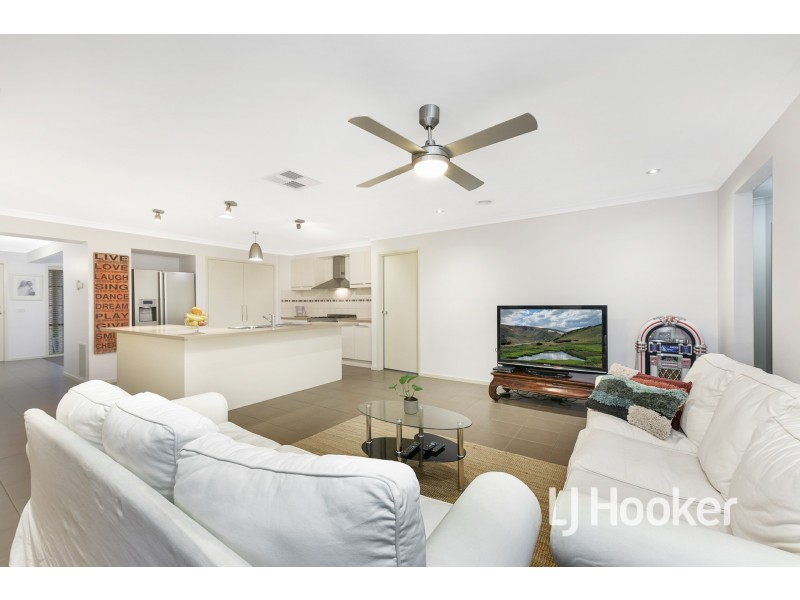 8 Eskdale Court, Pakenham VIC 3810