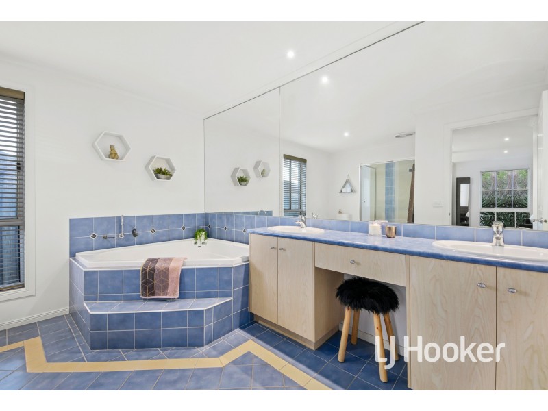 24 Jacqueline Place, Pakenham VIC 3810