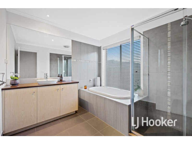 24 Jacqueline Place, Pakenham VIC 3810