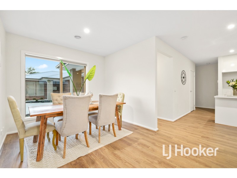 2/152 Duncan Drive, Pakenham VIC 3810