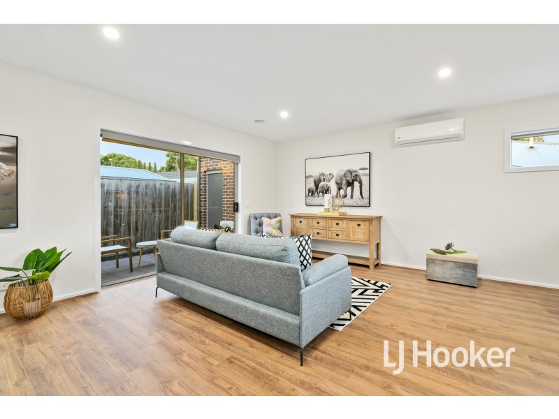 2/152 Duncan Drive, Pakenham VIC 3810