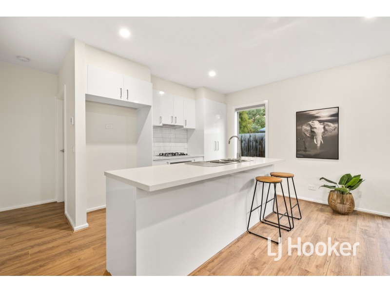 2/152 Duncan Drive, Pakenham VIC 3810