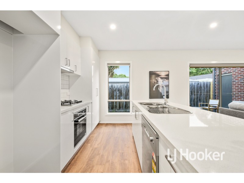 2/152 Duncan Drive, Pakenham VIC 3810