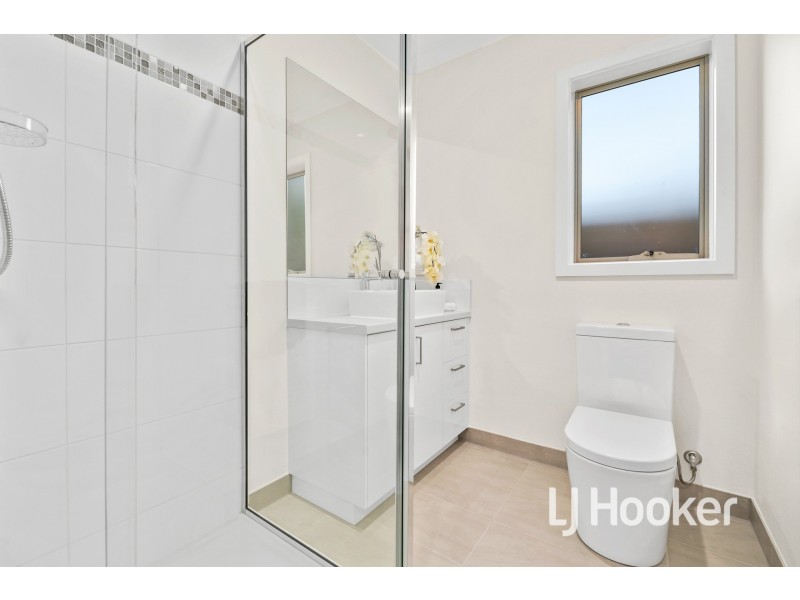 2/152 Duncan Drive, Pakenham VIC 3810