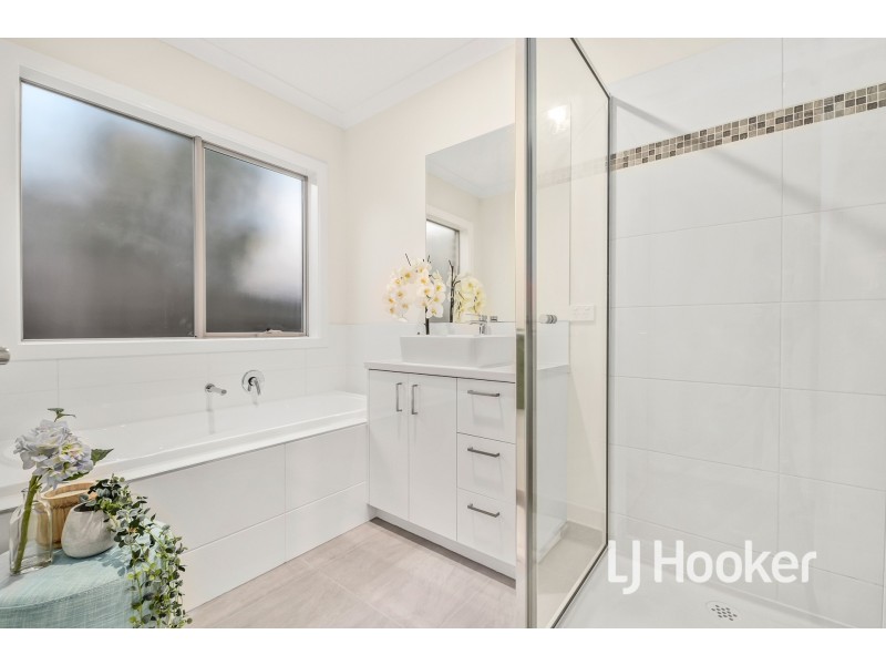 2/152 Duncan Drive, Pakenham VIC 3810