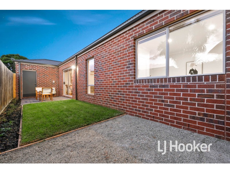 2/152 Duncan Drive, Pakenham VIC 3810
