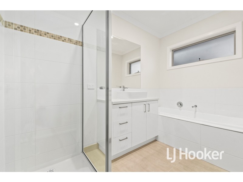 1/152 Duncan Drive, Pakenham VIC 3810