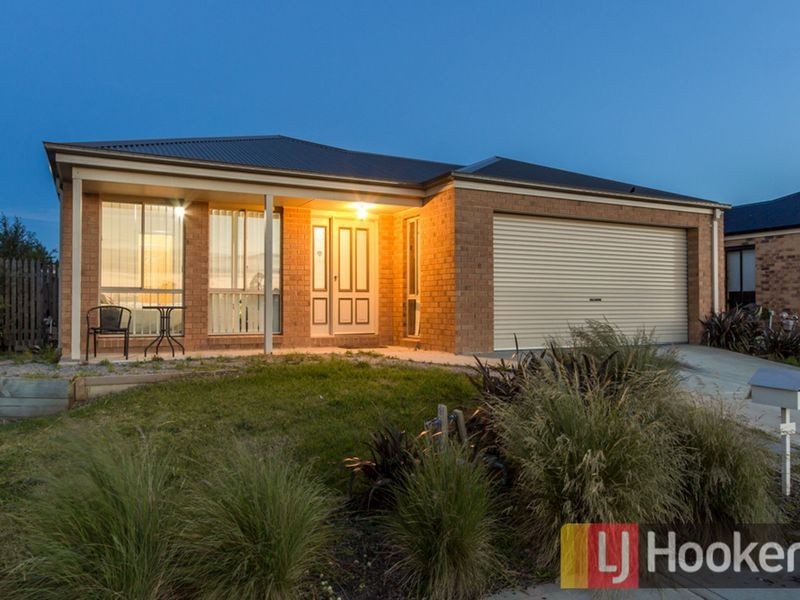37 Currawong Crescent, Pakenham VIC 3810