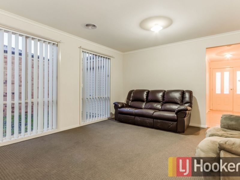 37 Currawong Crescent, Pakenham VIC 3810