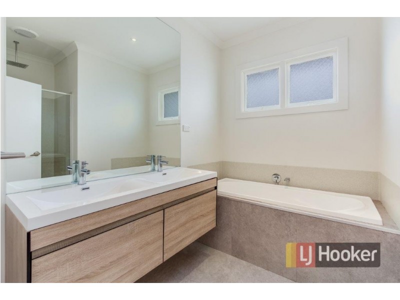 1/27 Henty Street, Pakenham VIC 3810