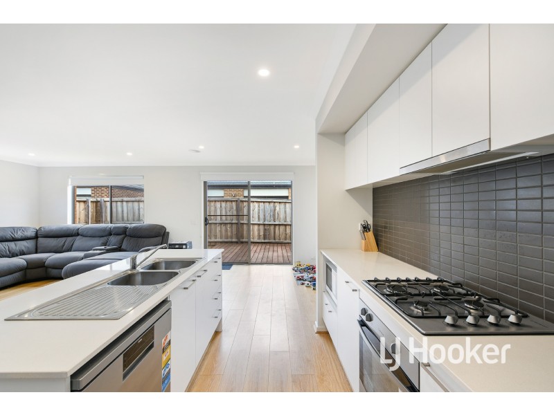 29 Ascot Park Drive, Pakenham VIC 3810