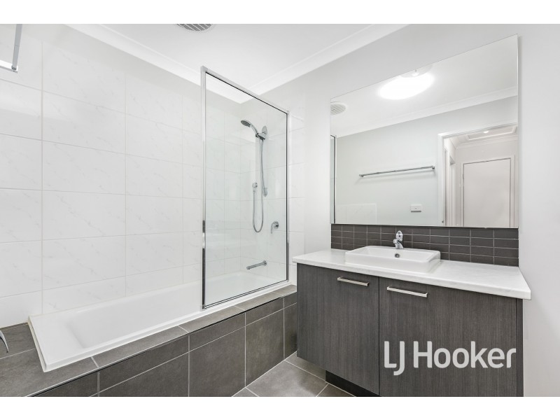 29 Ascot Park Drive, Pakenham VIC 3810