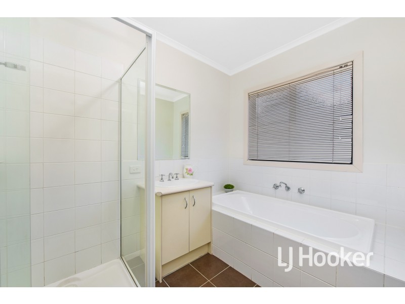 20 Scarlet Crescent, Pakenham VIC 3810