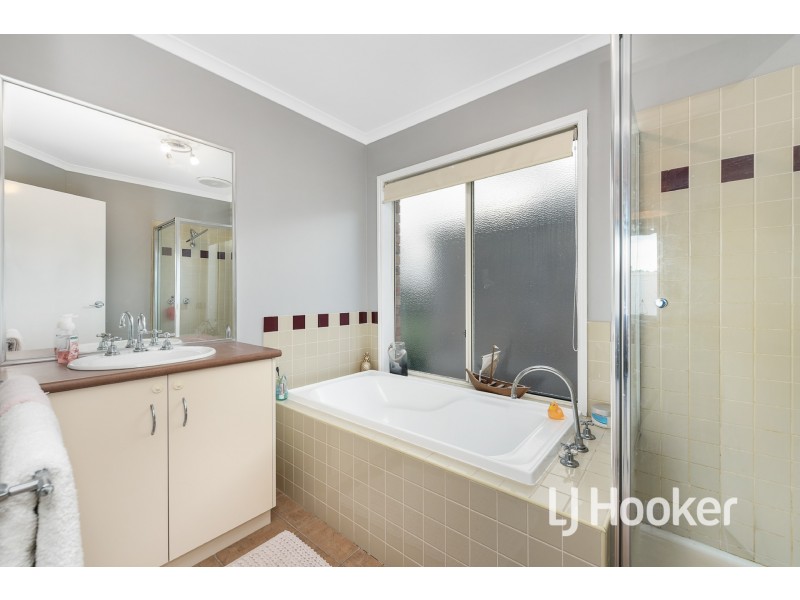 12 Hopkins Pass, Pakenham VIC 3810