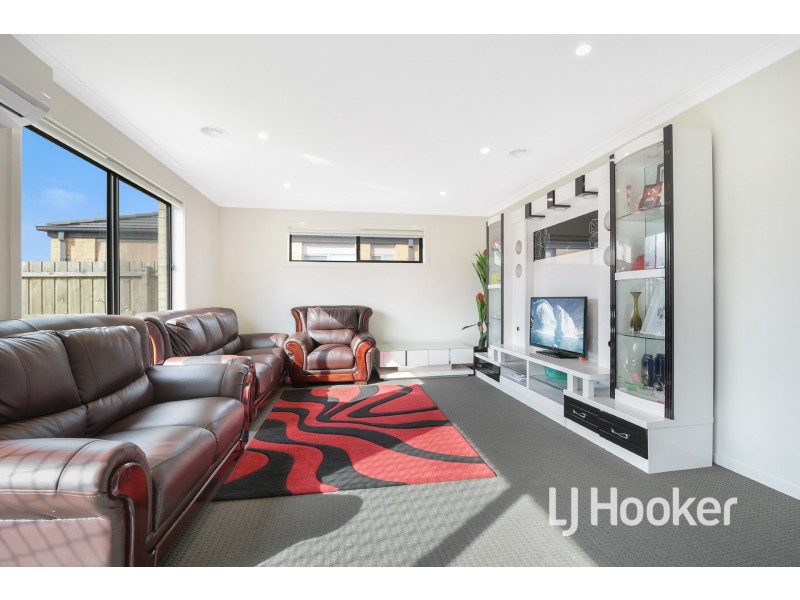 16 Quinella Way, Pakenham VIC 3810