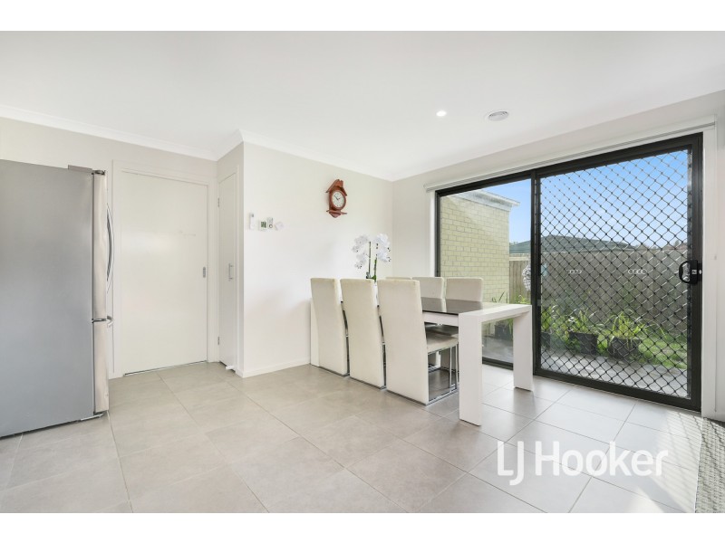 16 Quinella Way, Pakenham VIC 3810