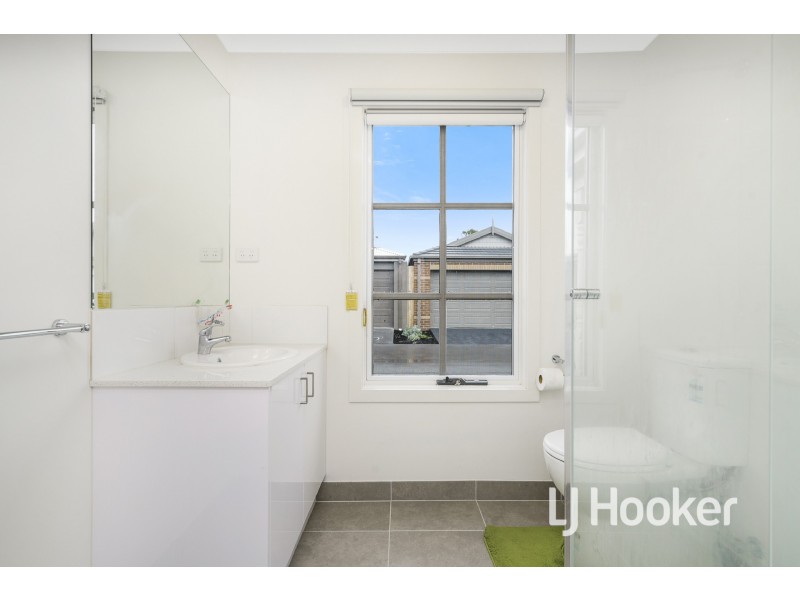 16 Quinella Way, Pakenham VIC 3810