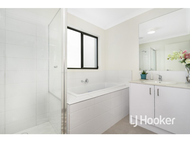 16 Quinella Way, Pakenham VIC 3810