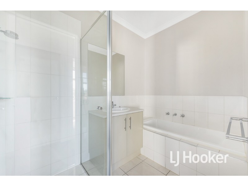 1/16-20 Honeysuckle Close, Pakenham VIC 3810