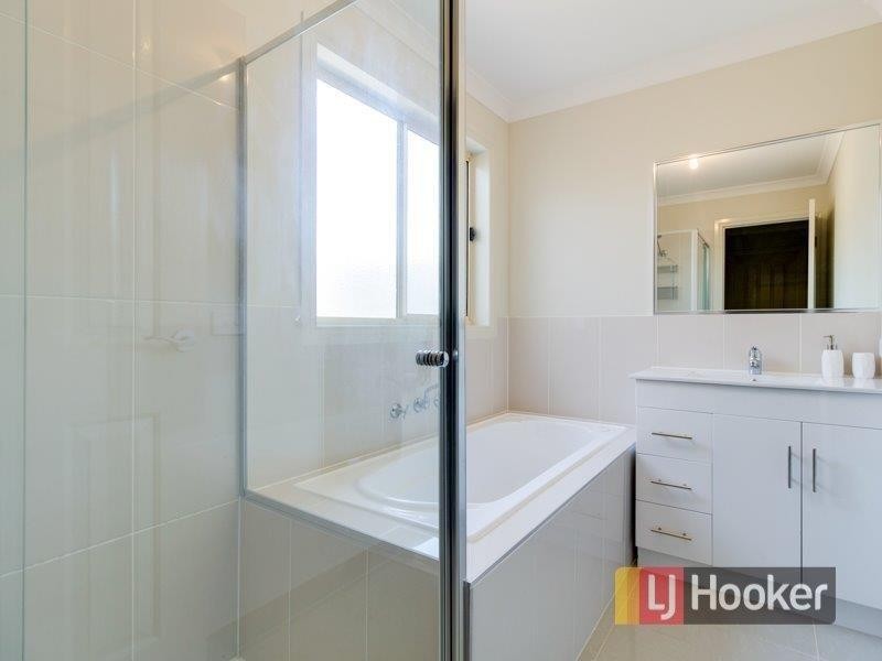 11 Doonie Way, Pakenham VIC 3810