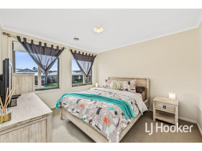 8 Tribuzi Close, Pakenham VIC 3810