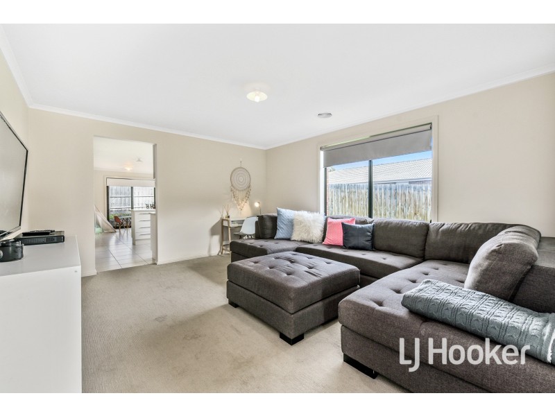8 Tribuzi Close, Pakenham VIC 3810