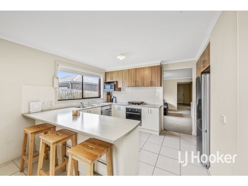 8 Tribuzi Close, Pakenham VIC 3810