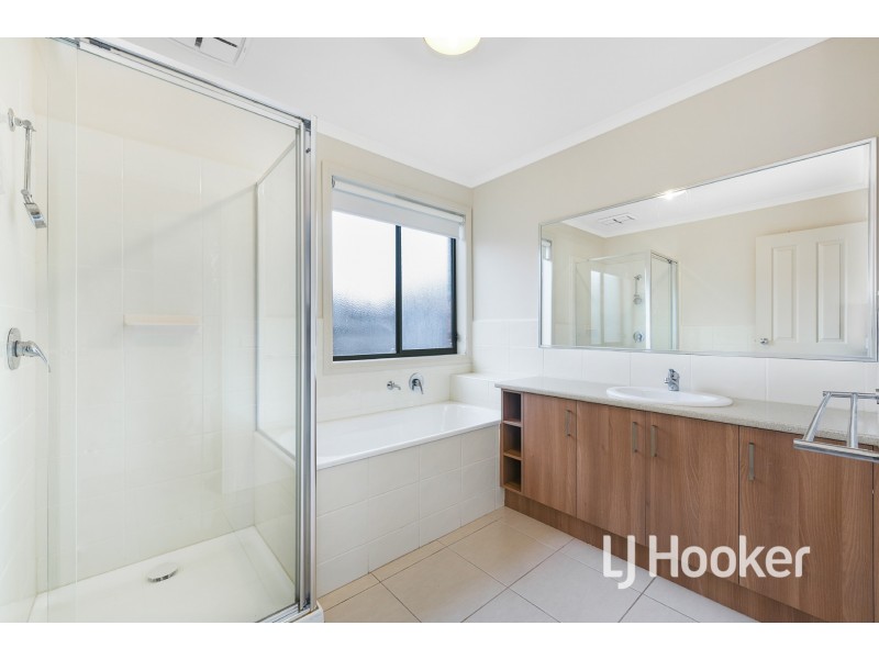 8 Tribuzi Close, Pakenham VIC 3810