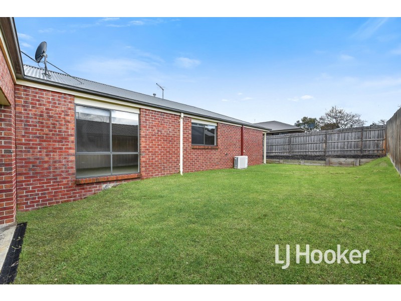 8 Tribuzi Close, Pakenham VIC 3810