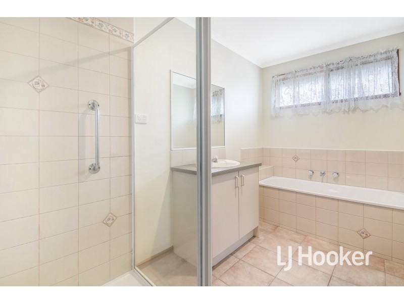 19 Dunbarton Drive, Pakenham VIC 3810