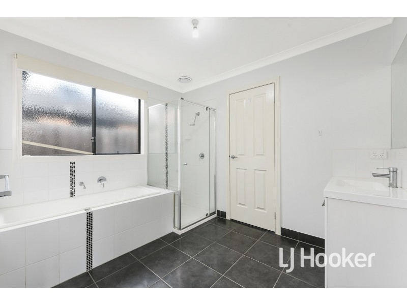 1/142 Toomuc Valley Road, Pakenham VIC 3810