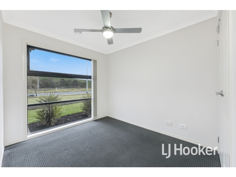 1/142 Toomuc Valley Road, Pakenham VIC 3810