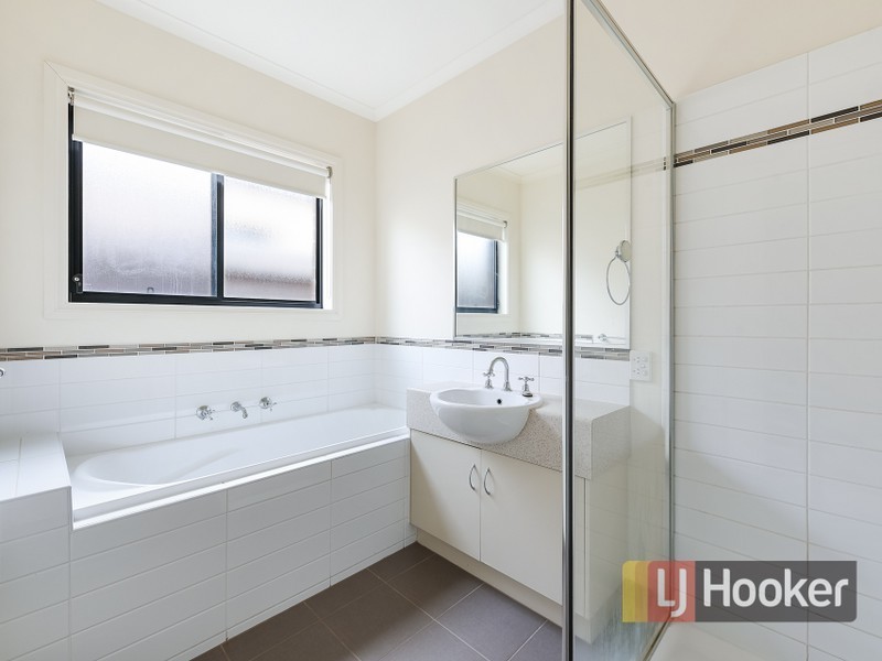 24/103 Army Road, Pakenham VIC 3810