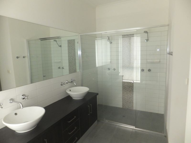 8 Reidel Avenue, Pakenham VIC 3810