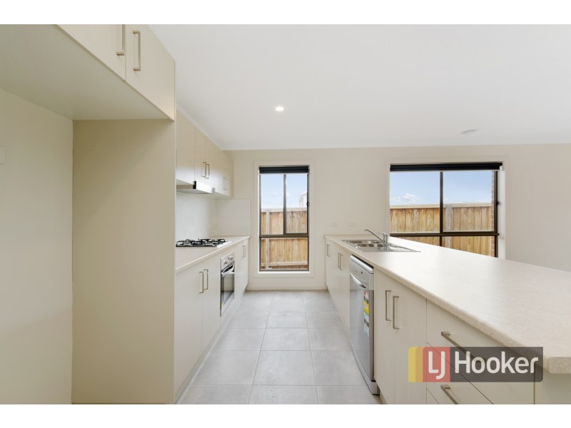 8 Emaleigh Close, Officer VIC 3809