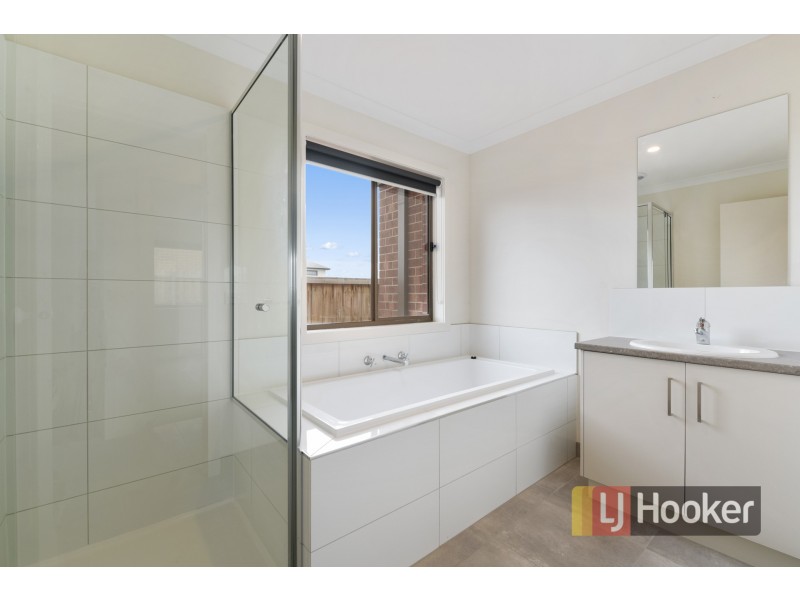 8 Emaleigh Close, Officer VIC 3809