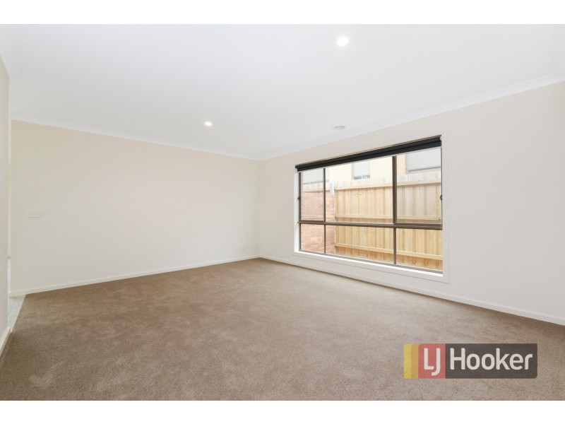 8 Emaleigh Close, Officer VIC 3809