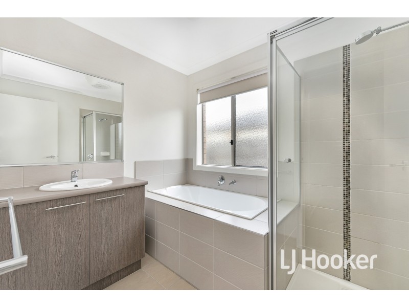 3 Mcclenaghan Place, Pakenham VIC 3810