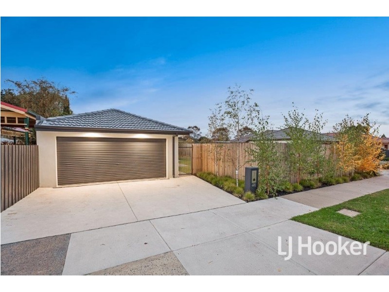 40 Parman Avenue, Pakenham VIC 3810