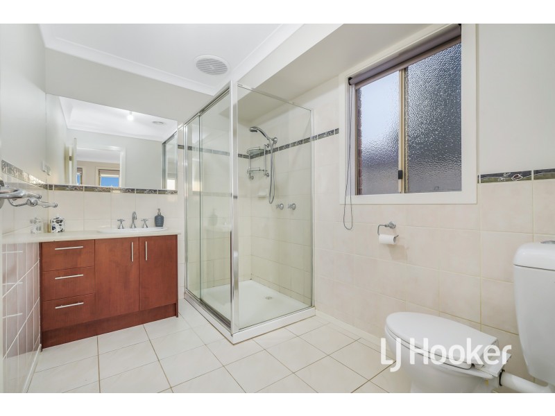 6 Teal Place, Pakenham VIC 3810