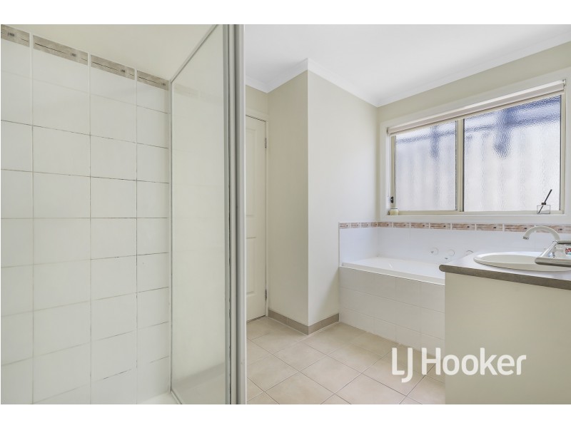 3/12 Renlik Court, Pakenham VIC 3810