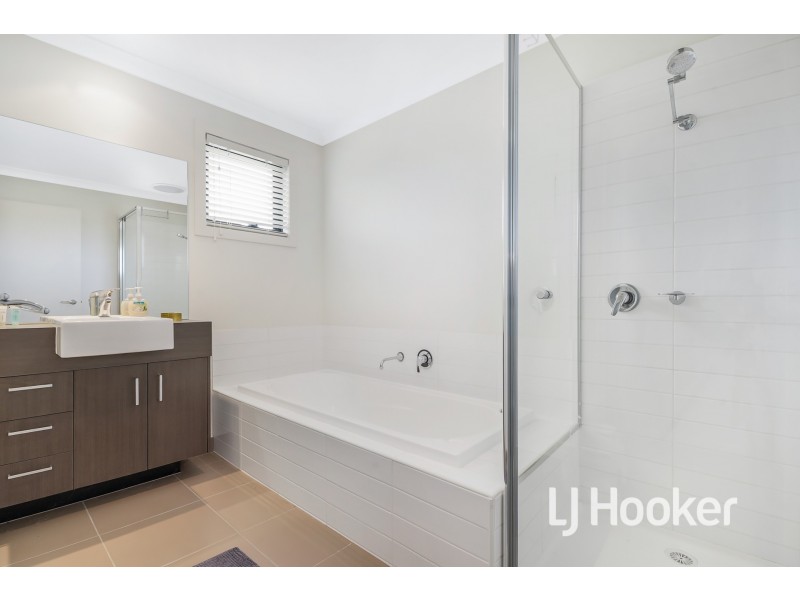 35 Rush Lily Drive, Officer VIC 3809