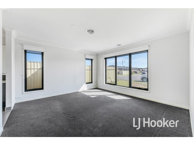 21 Cumberland Drive, Pakenham VIC 3810