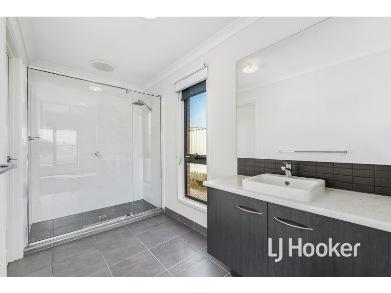 21 Cumberland Drive, Pakenham VIC 3810