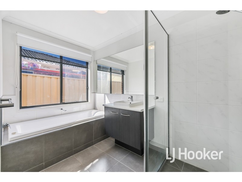21 Cumberland Drive, Pakenham VIC 3810