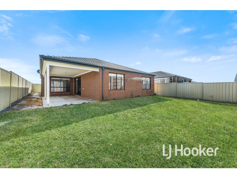 21 Cumberland Drive, Pakenham VIC 3810