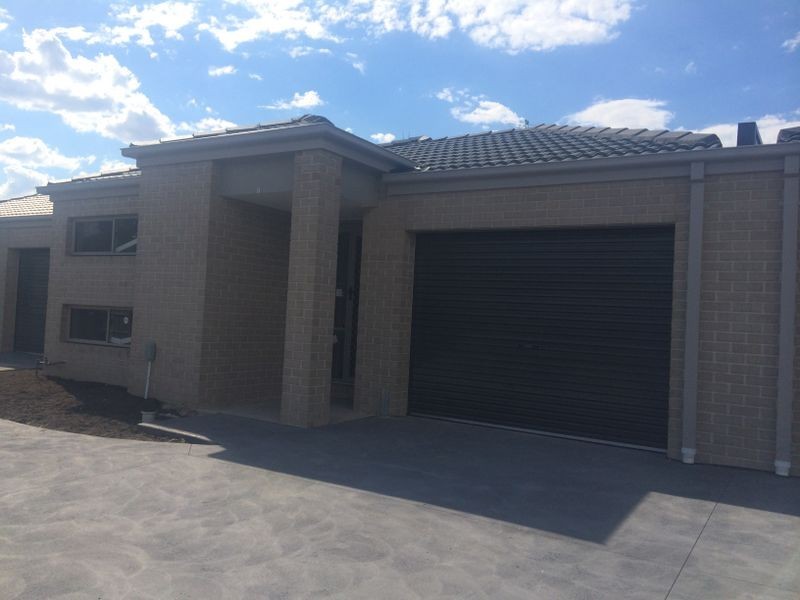 2/30 Sir Thomas Drirve, Pakenham VIC 3810