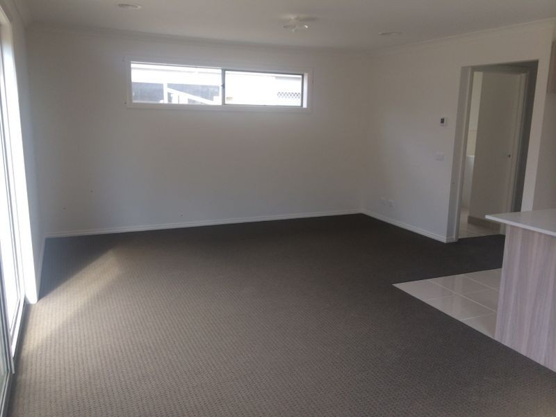 2/30 Sir Thomas Drirve, Pakenham VIC 3810